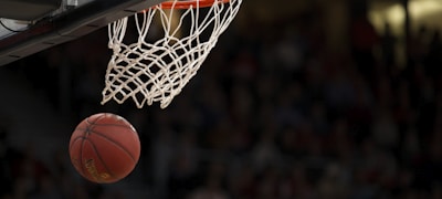 NBA篮球比赛激烈对抗直播镜头